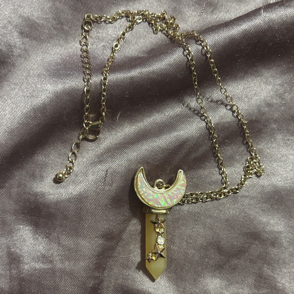 Chic Gold Crescent and Star Pendant Necklace